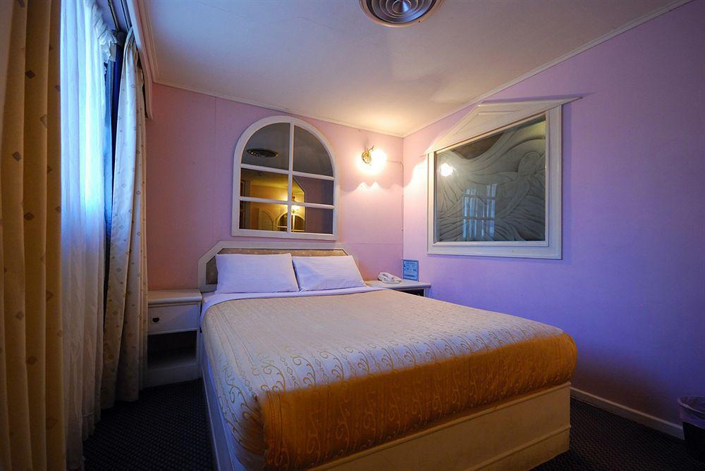 On Sight Inn Taichung Extérieur photo