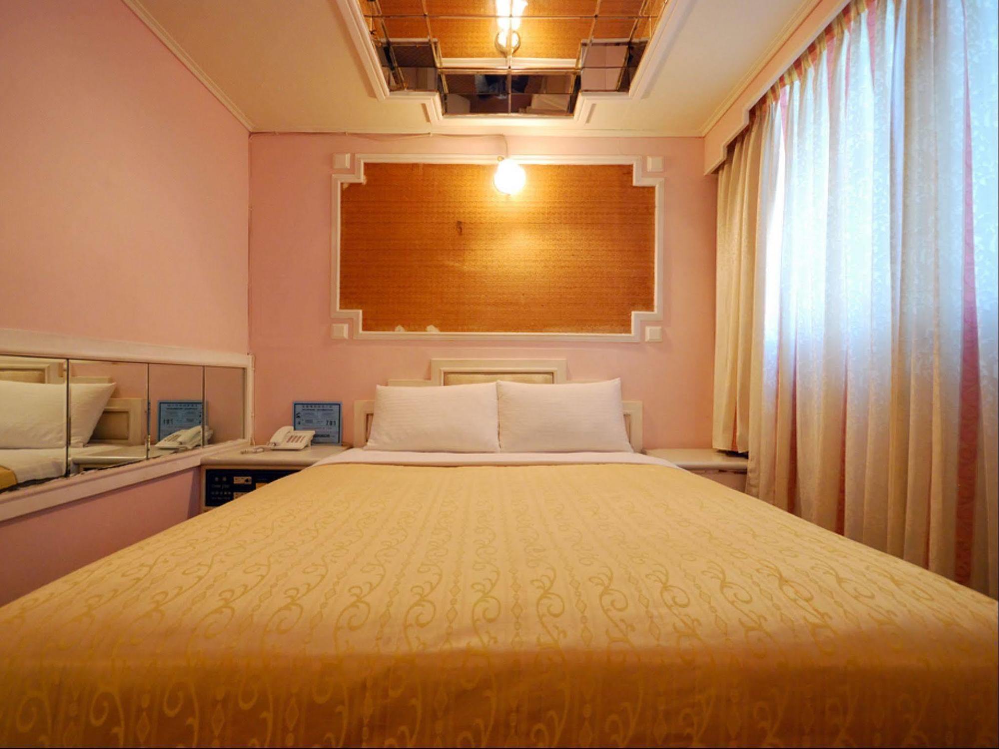 On Sight Inn Taichung Extérieur photo